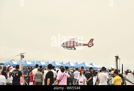 Une performance acrobatique est mis en scène au cours de la 7e Conférence internationale de vol Shenyang Faku à Shenyang city, Liaoning Province du nord-est de la Chine, Banque D'Images