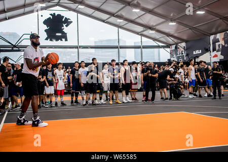 Star de la NBA LeBron James de Los Angeles Lakers montre au basket-ball au cours de sa visite en Chine à Shanghai, Chine, 25 août 2018. Banque D'Images