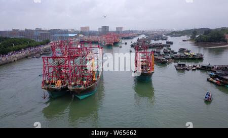 Les bateaux de pêche du golfe Beibu ou quitter le golfe du Tonkin pour la mer de reprendre la pêche après trois mois et demi d'interdiction de pêche dans la ville de Fangchenggang, sou Banque D'Images