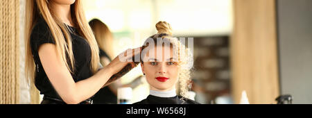 Coiffure femme et Client avec Curly hairstyle Banque D'Images