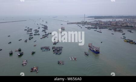 Les bateaux de pêche du golfe Beibu ou quitter le golfe du Tonkin pour la mer de reprendre la pêche après trois mois et demi d'interdiction de pêche dans la ville de Fangchenggang, sou Banque D'Images