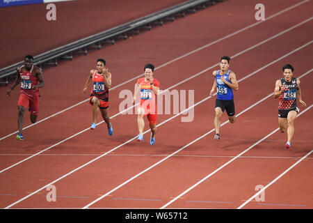 Su Bingtian de Chine, centre, participe à la finale du 100 m hommes de la compétition d'athlétisme au cours de la 2018 Jeux Asiatiques, officiellement connu sous le nom de 18e Banque D'Images