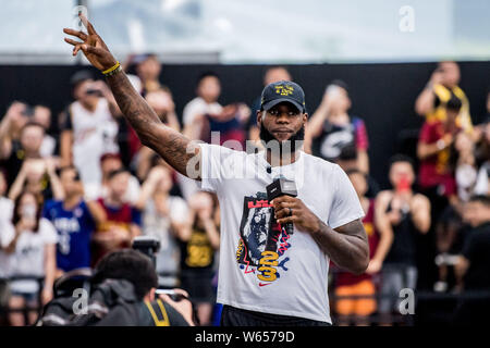 Star de la NBA LeBron James de Los Angeles Lakers montre au basket-ball au cours de sa visite en Chine à Shanghai, Chine, 25 août 2018. Banque D'Images