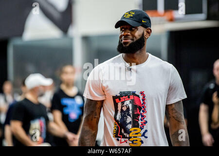 Star de la NBA LeBron James de Los Angeles Lakers montre au basket-ball au cours de sa visite en Chine à Shanghai, Chine, 25 août 2018. Banque D'Images