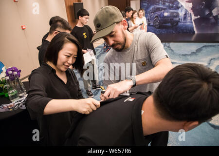 Mike Shinoda chanteur de groupe de rock américain Linkin Park interagit avec les fans avant une tournée concert dans la ville de Chengdu, dans le sud-ouest de la province chinoise du Sichuan, 1 Banque D'Images