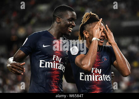 Christopher Nkunku, droite, célèbre avec son coéquipier Stanley Pierre N'Soki du Paris Saint-Germain après avoir marqué un but contre l'Association sportive Banque D'Images