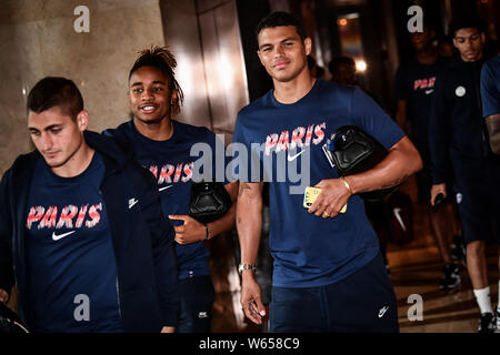 Thiago Silva, centre, Christopher Nkunku, deuxième à gauche, et des membres de l'équipe du Paris Saint-Germain sortir de l'hôtel pour un événement pour Trophee des Champions 201 Banque D'Images