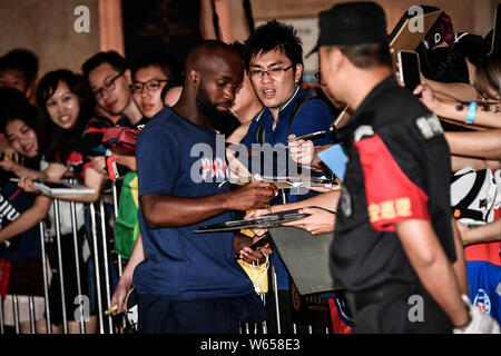 Lassana Diarra, signe des autographes pour les fans alors que lui et ses coéquipiers de Paris Saint-Germain sortir de l'hôtel pour un événement pour Trophee des Champions 2018 dans elle Banque D'Images
