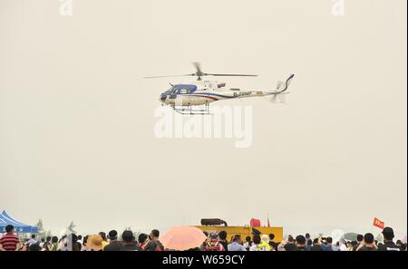 Une performance acrobatique est mis en scène au cours de la 7e Conférence internationale de vol Shenyang Faku à Shenyang city, Liaoning Province du nord-est de la Chine, Banque D'Images