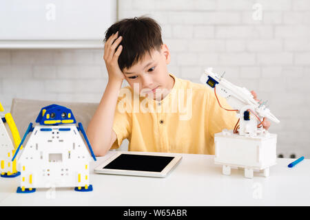 L'éducation de la tige. La création de robot garçon Banque D'Images