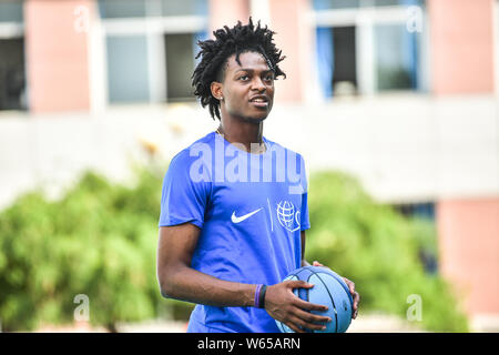 Star de la NBA De'Aaron Fox de Sacramento Kings assiste à un événement pour don de charité à Lingshui école primaire à Dalian, ville du nord-est de la Chine Liaoning provi Banque D'Images