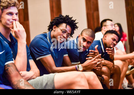 Star de la NBA De'Aaron Fox de Sacramento Kings, deuxième à gauche, et star de la NBA Elfrid Payton de New Orleans Pelicans, deuxième à droite, assister à une conférence de presse fo Banque D'Images