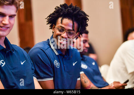 Star de la NBA De'Aaron Fox de Sacramento Kings assiste à une conférence de presse pour la fondation de bienfaisance Yao 2018 match entre la Chine et l'Étoile de la NBA à Dalian ci Banque D'Images