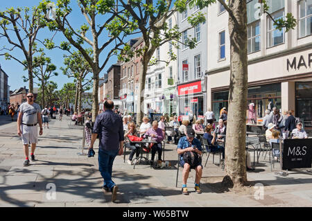 Gens acheteurs marchant le long de l'avenue des platanes dans le centre-ville en été Parliament Street York North Yorkshire Angleterre Royaume-Uni Banque D'Images