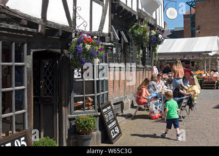 Les gens assis devant le café-restaurant Gert & Henry's dans le centre-ville en été York North Yorkshire Angleterre Royaume-Uni Grande-Bretagne Banque D'Images