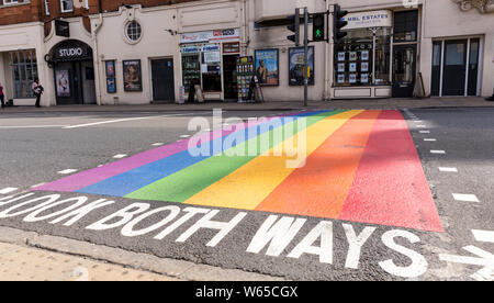 Londres, Royaume-Uni - 11 juillet 2019 : la fierté LGBT couleurs arc-en-ciel avec un texte sous : 'Regardez des deux côtés" sont peintes sur la rue à Wimbledon, Lon Banque D'Images