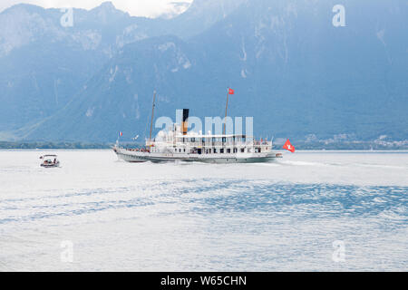 La Belle Epoque vintage restauré pédalo nommé Italie croisière sur le lac de Genève (lac Léman) de Montreux, Vaud, Suisse avec montagne Alpes Banque D'Images