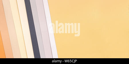 Palette de couleurs jaune à partir de feuilles de papier brun à blanc Banque D'Images