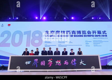 Les personnalités et invités participer à la cérémonie d'ouverture des Jeux Olympiques 2018 Expo marquant le 10e anniversaire des Jeux Olympiques de Pékin en 2008 à l'Pékin Banque D'Images