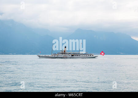 La plus ancienne restaurée Belle Epoque vintage paddle steamboat Montreux traversant le lac de Genève (lac Léman) entre la Suisse et la France avec Alpes mont Banque D'Images