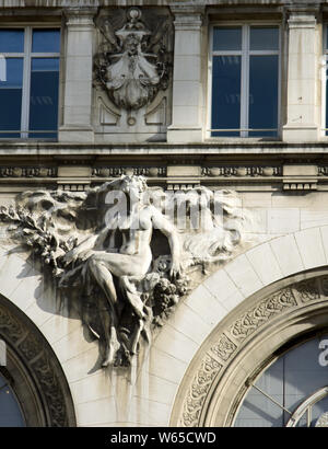 Reliefs, symboles, statues, décorations architecturales des bâtiments anciens. Naiad bas-relief sur l'immeuble. Paris Banque D'Images