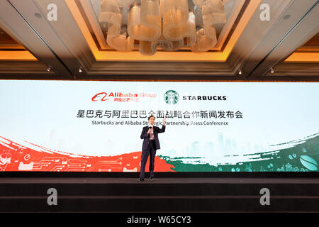 Daniel Zhang Yong, directeur général d'Alibaba Group, prend la parole lors de la conférence de presse pour le partenariat stratégique entre Starbucks et Alibaba Group à Shang Banque D'Images