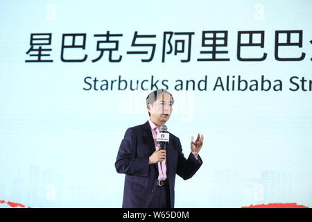 Daniel Zhang Yong, directeur général d'Alibaba Group, prend la parole lors de la conférence de presse pour le partenariat stratégique entre Starbucks et Alibaba Group à Shang Banque D'Images