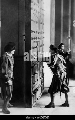 Les gardes pontificaux suisses pendant la première ouverture complète de la porte de bronze, 1920 Banque D'Images