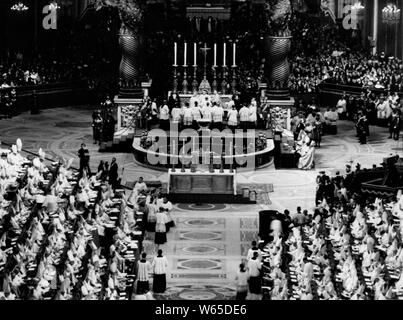 Le pape Paul VI lors de la deuxième session du Concile œcuménique du Vatican II, 1963 Banque D'Images
