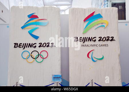 Vue de l'emblèmes officiels des Jeux olympiques et paralympiques d'hiver de Beijing 2022 à l'affiche au centre national de natation de Pékin, également connu sous le nom de Banque D'Images