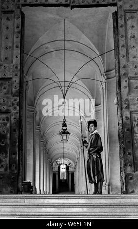 Entrée de la Cité du Vatican à partir de la porte de bronze, 1958 Banque D'Images