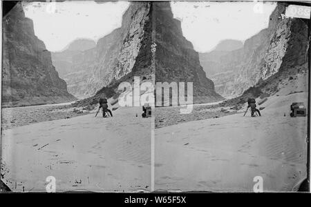 GRAND CANYON, DE LA BOUCHE DE KANAB LAVER OU CREEK, Colorado River ; notes générales : photographié par William Bell dans le cadre de l'enquête 1872 Wheeler. Banque D'Images