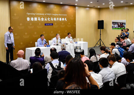 Les personnalités et invités assistent à une conférence de presse pour la cérémonie d'ouverture du Hong Kong Jockey Club Hippodrome Conghua dans la ville de Guangzhou, Chine du sud Banque D'Images