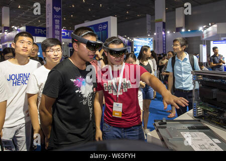 --FILE--visiteurs essayer HoloLens smartglasses avec la réalité mixte de Microsoft au cours de la monde 2017 Internet des Objets Expo (WIOT) à Wuxi city, à l'Est Banque D'Images