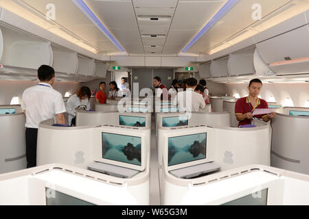 Les agents de bord poser dans une cabine de classe affaires d'un Airbus A350-900 jet d'Air China après qu'il est arrivé à l'Chengdu Shuangliu International Banque D'Images