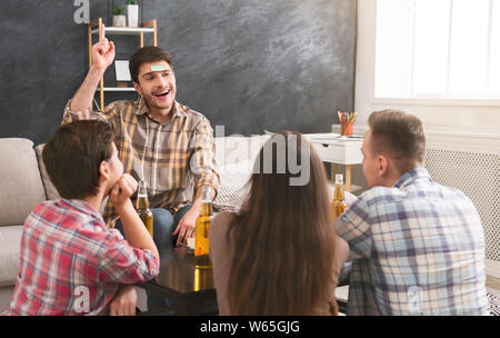 Société d'amis qui jouent à la maison jeu front Banque D'Images