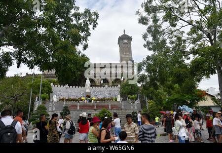 --FILE--touristes, dont la plupart sont en provenance de Chine, visitez la Cathédrale du Christ Roi à Nha Trang, province de Khanh Hoa, Vietnam, 16 août 2018. Vietna Banque D'Images