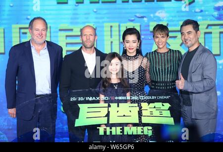 (De gauche) réalisateur américain Jon Turteltaub, acteur britannique Jason Statham, Chinois enfant star Sophia Cai Li Bingbing Shuya, actrice australienne, m Banque D'Images