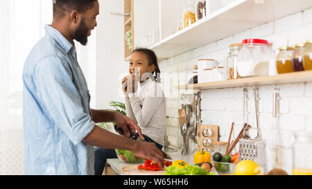 Père et sa petite fille de préparer des aliments Banque D'Images