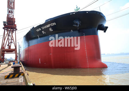 Le nouveau 308 000 tpl très grand transporteur de pétrole brut (TGTB) 'Nouveau Champion" construit par constructeur de Nantong Cosco KHI Ship Engineering (NACKS) est représenté un Banque D'Images