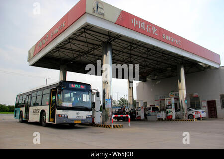 --FILE--un bus est être ravitaillé à une station de China Petroleum and Chemical Corporation (Sinopec) dans la ville de Qidong, province de Jiangsu Chine orientale, Banque D'Images