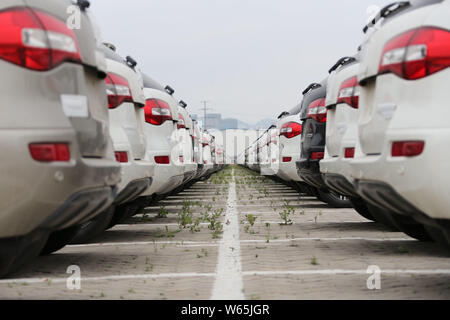 --FILE--les voitures importées sont alignés au port de Qingdao en Qingdao city, province de Shandong en Chine orientale, le 28 mai 2016. Dans l'automobile de la Chine et de chass Banque D'Images