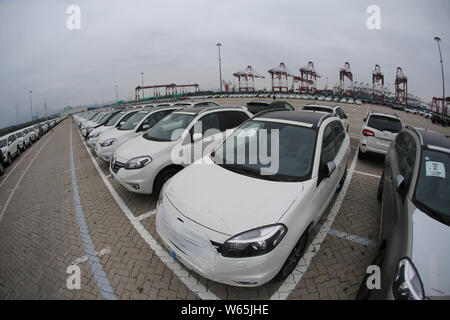 --FILE--les voitures importées sont alignés au port de Qingdao en Qingdao city, province de Shandong en Chine orientale, le 28 mai 2016. Dans l'automobile de la Chine et de chass Banque D'Images