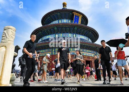 Star de la NBA Kevin Love des Cleveland Cavaliers, centre, visite la salle de prière pour les bonnes récoltes dans le Temple du Ciel, Tiantan, également connu sous le nom de famille Banque D'Images