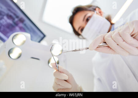 Dentiste est titulaire d'instruments à main pour l'examen ou le traitement dans le cabinet médical ou une clinique Banque D'Images