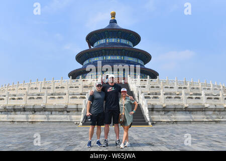 Star de la NBA Kevin Love des Cleveland Cavaliers, centre, pose pour des photos en face de la salle de prière pour les bonnes récoltes dans le Temple du Ciel, également kn Banque D'Images