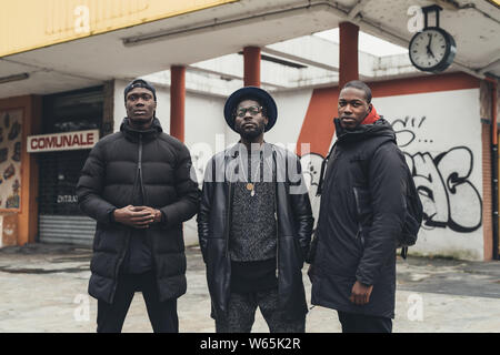 Portrait de trois jeunes hommes africains posant dehors, dans la rue - détente, de la jeunesse, de l'irréfléchi Banque D'Images