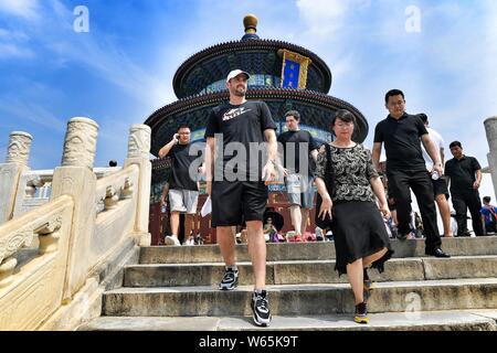 Star de la NBA Kevin Love des Cleveland Cavaliers visite la salle de prière pour les bonnes récoltes dans le Temple du Ciel, Tiantan, également connu sous le nom de Beijing, Chi Banque D'Images