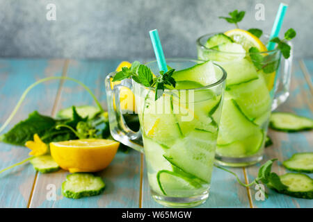 Verres avec des produits bio frais et froid de l'eau infusée rafraîchissante avec du citron et de désintoxication de concombre sur table en bois. Copie de l'espace pour votre texte. Banque D'Images