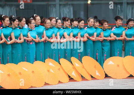 Cheongsam chinois femmes en tenue, également connu sous le nom de qipao en chinois, posent à la cérémonie d'ouverture d'une industrie culturelle expo à Kunming, ville southwes Banque D'Images